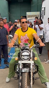 Akshay Kumar snapped At Juhu while Riding Bike #AkshayKumar #ridingbike #celebrity #bollywood #viralreels | PGP Videos