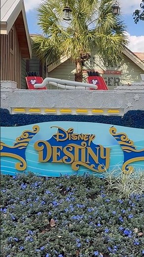 Disney Destiny Topiary in Disney Springs plays Musical Horns!