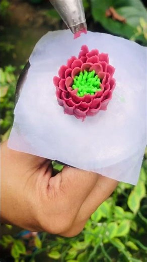 Buttercream Chrysanthemum Flower Piping | Satisfying Decorating.#shorts