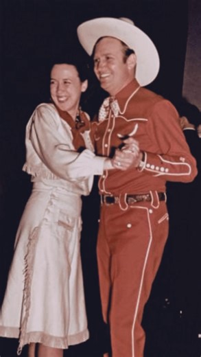 ♡ 𝙾𝙻𝙳 𝙷𝙾𝙻𝙻𝚈𝚆𝙾𝙾𝙳 𝙻𝙾𝚅𝙴 ♡ on Instagram: "♡ 𝓖𝓮𝓷𝓮 & 𝓘𝓷𝓪-𝓜𝓪𝓮 ♡ •Newsreel footage of Gene Autry and his first wife, Ina-Mae Autry, taken at the New York premiere of, “The Hunchback of Notre Dame,” 1939. ❤️ In 1932, Autry was an up and coming singer, then working on the radio, when he was introduced to Ina-Mae Spivey, a Oklahoman schoolteacher who was the niece of his longtime friend, Jimmy Long. Soon after meeting, Autry immediately became captivated by Spivey and following a