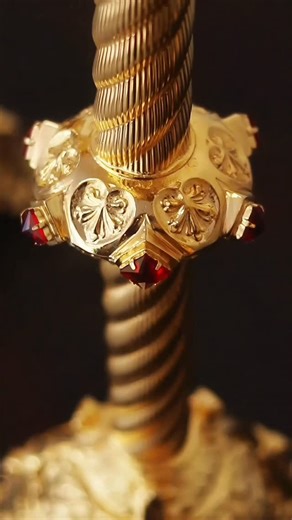 Carvalho Arte Sacra on Instagram: "Por sua imponência e riqueza de detalhes, o Conjunto de Castiçais Catedral pode ser considerado um dos mais belos de toda nossa linha. Revestidos de uma belíssima pedraria vermelha (ou da cor de sua escolha), este belo conjunto, integralmente banhado a ouro 24 quilates, é a opção perfeita para ornar o Altar de sua Paróquia nas grandes solenidades, conforme a orientação litúrgica do arranjo beneditino. Sobre esta forma de ornar o Altar, diz-nos o então cardeal R