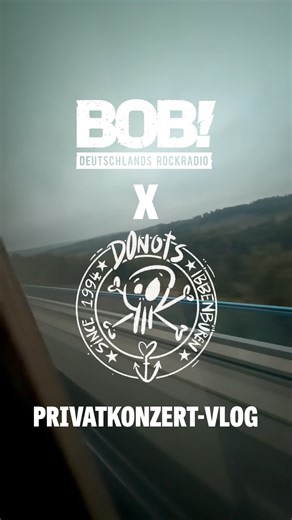 Wir haben es wieder getan! 🖤 Die DONOTS haben während ihrer "Schwert aus Holz"-Tour einen Zwischenstopp bei uns in Kassel eingelegt und haben so bereits am vergangenen Freitag zum zweiten Mal ein Privatkonzert in unseren Studios gegeben. 🤘 Und das konnte nur eins bedeuten: Tolle Songs, tolle Fans und ein ziemlich wilder Tag?! Und zwar wirklich WILD! 😅 Wir nehmen Euch mal mit durch einen klassischen Donots-Konzert-Tag... 😂 | RADIO BOB!