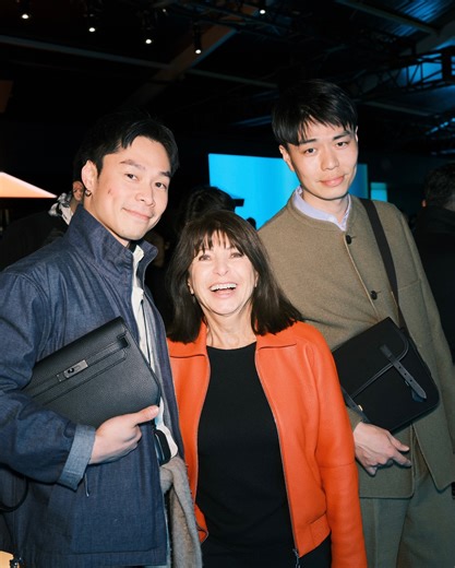 越智 康貴 | エルメスの『BRIDGE OF LIGHT』というイベントへ。 メンズ部門のアーティスティック・ディレクターであるヴェロニク・ニシャニアンさんと秋元剛くんと最新の私です(今回のランウェイショーは、37年務めたヴェロニクの最後のコレクション)。... | Instagram