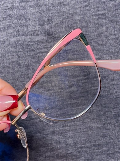 ✨ ¡Unas gafas que se adaptan a ti! Con estas gafas fotocromáticas ya no tienes que preocuparte por cambiar entre gafas de sol y de vista 👓☀️. Ellas solitas hacen la magia: claras en interiores, oscuras bajo el sol y siempre con protección UV400 🛡️🌞. 💖 Modernas, ligeras y con un diseño elegante que realza tu feminidad en cada detalle. 👉 El accesorio perfecto para cuidar tus ojos y completar tu estilo con glamour ✨👗