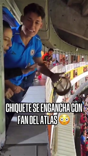 ¡SE DIJERON DE TODO! 😬 👀 Un aficionado de Atlas subió a redes esta discusión que tuvo con Jesús Orozco, ambos se insultaron durante este acalorado momento. El jugador de Cruz Azul comentó que el video no está completo y todo empezó porque le aventaron un vaso. 📹 greeneddie77 #LigaMX #CruzAzul #Atlas #Tiktokdeportes