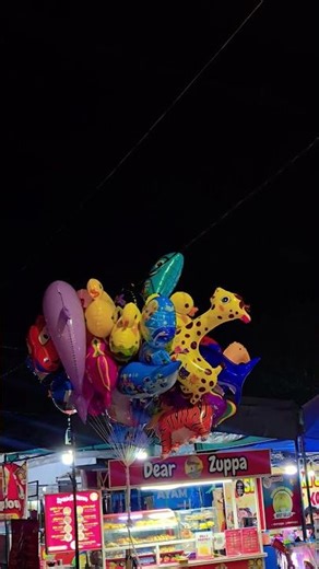 The yellow giraffe balloon with its long neck is so cute