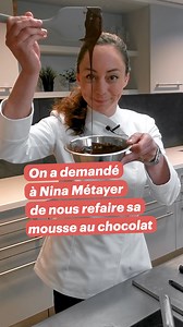 La meilleure mousse chocolat du monde ? 😍 Nina Métayer , élue meilleure cheffe pâtissière du monde à deux reprises, nous présente sa version très gourmande (et très facile) de la mousse au chocolat 🍫 🥣 Les ingrédients : - 80 g de chocolat noir 66% - 60 g de chocolat au lait 35% - 50 g de lait - 300 g de crème liquide - 50 g de jaunes d’oeufs 🧑🏻‍🍳 Les étapes de préparation : 1. Faire fondre au bain-marie les deux chocolats. 2. Monter 250 g de crème liquide au batteur avec un fouet jusqu’à c
