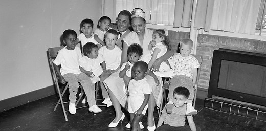 Joséphine Baker et sa « tribu arc-en-ciel », au nom de la fraternité universelle