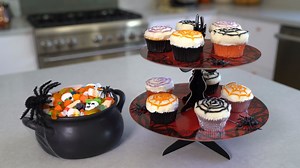 These spider web cupcakes are a frighteningly easy Halloween treat