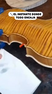 🎻 EL INSTANTE DONDE TODO ENCAJA Este es el momento más delicado de la construcción de un violín: el ensamblaje definitivo del cuerpo. Aros, tapa y fondo se encuentran tras semanas de trabajo individual. No hay margen de error. Cada curvatura, cada encaje, cada gota de cola caliente debe estar en armonía. Solo así se garantiza que la caja de resonancia vibre como un todo y el instrumento responda con riqueza y proyección. Detrás de esta imagen hay siglos de tradición luthier, donde la precisión 
