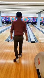 ¡Comienza el fin de semana con estilo en tu bolera Compensar! 🎳 Ven con tu familia o amigos, diviértete y demuestra tus habilidades en las pistas. | Compensar