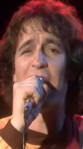 "A mano a mano" non è solo una canzone d'amore, ma un pezzo significativo della storia musicale italiana 😍 La canzone è stata scritta da Riccardo Cocciante e Marco Luberti nel 1978. Sebbene Cocciante sia l'autore originale, la versione di Rino Gaetano è quella che ha ottenuto maggiore successo e riconoscimento 💜 | Play Cult