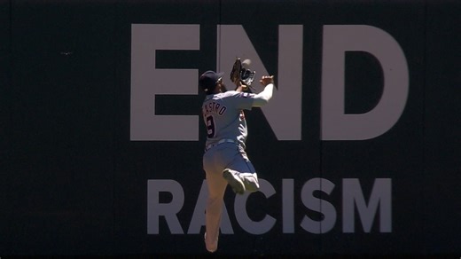 Willi Castro's running grab