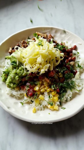 DIY Chipotle Burrito Bowls forever and ever!! I was a Chipotle addict (still am obsessed) but it was REAL back in college! Here's how to do it at home! #chipotle #burritobowl #easydinnerideas