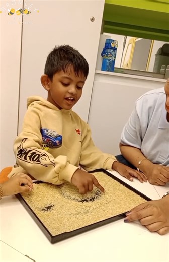 Messy Tray Alphabet Tracing | Fun EYFS Literacy Learning at BromleyBee Baridhara Learning letters the fun way! Our preschoolers explored early literacy by tracing the alphabet on a messy tray, strengthening fine motor skills, sensory development, and letter recognition. This hands-on EYFS-based activity at our Baridhara centre makes learning playful and meaningful. #AlphabetLearning #MessyPlay #EYFSCurriculum #PreschoolLiteracy #SensoryLearning #FineMotorSkills #HandsOnLearning #EarlyYears #Brom