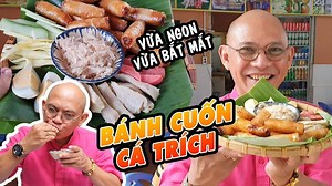 Đi Phan Thiết nhiều rồi mà đây là lần đầu Color Man mới ăn thử món Chả cuốn cá trích đó quý vị. Món này ăn kiểu cuốn bánh tráng gồm có chả giò cá trích, trứng luộc, nem chua, bì,...cùng với rau sống và chấm tương đậu phộng, vừa giòn giòn của chả giò vừa thơm bùi của đậu phộng. Xuất sắc!! Đặc biệt, Color Man lần đầu biết “lá vạn thọ” có vị như thế nào luôn đó. Ai chưa biết món này có thể đến đây thử ngay nhé! Rất ngon và lạ. #colorman | Color Man