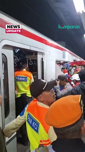 Momen Evakuasi Penumpang KRL yang Tertabrak Kereta Api Argo Bromo Anggrek di Stasiun Bekasi