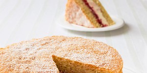An easy trick to cut a sponge cake perfectly in half