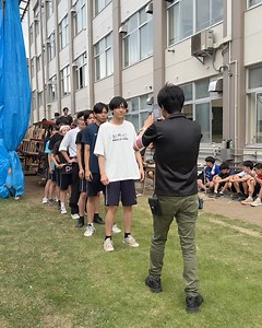 FMアップルウェーブ on Instagram: "2025/07/17 スクール☆ナビ 7/23の弘高ねぷた運行に向けて絶賛作業中の弘前高校にお邪魔しました！ 連日の暑さの中、２週間ほどしかない日程で、役割分担してなんとか協力し合いながら制作を進めているみなさん。 中継中も土台を組むトンカチの音が小屋から響いていました。 各HR前ねぷた本ねぷたそれぞれ気合いを入れて製作。力強さやカッコ良さ、さらには躍動感を感じてほしい！とのこと。 弘高ねぷた、7/23午後6時半に11HRから出発。一番町から中央通り、北大通りから土手町を下りふたたび一番町から学校へと戻ります。 20時半ころには運行終了予定。 運行ルートは交通規制もありますので迂回などのご協力をお願いします！ #スクールナビ #青森県立弘前高校 #弘高ねぷた #弘高祭 #FMアップルウェーブ #アップルウェーブ生中継 中継の様子、そしてPRショート動画はアップルストリームのYouTubeを見てね！"