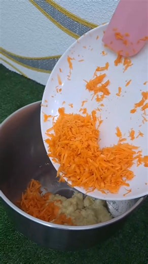 10K views · 139 reactions | No oven? No problem ‼️Steamed Cake‼️ Banana Carrot Cinnamon cake With Butter Creamcheese frosting Ingredients: 1 cup grated carrots 4 pcs. Banana 1 pc egg 1/2 cup butter 1/2 cup brown sugar 1/4 cup white sugar 1 tbsp. CINNAMON POWDER 1 cup APF 1 tsp.baking powder 1 tsp.baking soda 1/2 cup milk Steamed for 30 minutes #fblifestyle | Love Cakes | Facebook