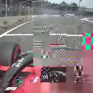 A dramatic end to qualifying 💥😮 | F1