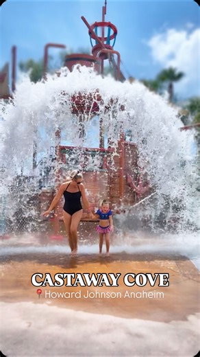 ☀️ We kicked off the day at Castaway Cove — the pirate-themed water playground at the @hojoanaheim ! 🏴‍☠️ From splash fountains and a giant drench bucket to water slides and a toddler splash zone, it’s the perfect spot for kids to play and cool off. Open daily from 10 AM–10 PM 🌊 The hotel has everything families need, plus it’s only about an 8-minute walk to Disneyland — which makes it so easy to soak up some water fun before heading into the parks. 🏰✨ After drying off and getting ready, we p