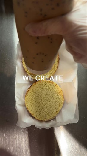 Find your favorite craft burger in Chicago at KRASA. We love our Blu Burger crafted for those who enjoy unique taste ❤️🔥 #chicagorestaurant #chicagofoodie #chicagofood #thingstodoinchicago