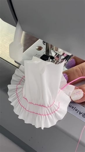 309K views · 7.7K reactions | Cómo coser hilo elástico #sewingfabric #coseresfacil #truco #tipsdecostura #tutorial #costuraterapia #tallerdecostura #coseresmisuperpoder #tips #fashiondesigner #costuracomamor #fashion #sewing #sewingtutorial #diyprojects #tip #sewingproject #costurando | Alejandra Meza | Facebook