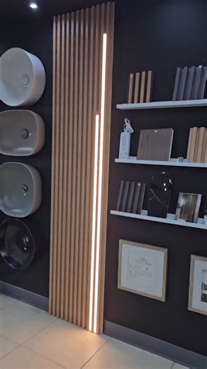 Bathroom Showroom on Instagram: "Luces LED diseñadas para instalarse directamente dentro de la ranura de los wall panels, logrando un acabado limpio y moderno. Incluyen tape adhesivo para una instalación rápida, sin necesidad de pega. Disponibles en 3 tamaños: 59” | 78” | 98” Se conectan a un adapter que permite conectar hasta 12 LED strips al mismo tiempo. Ideales tanto para paneles nuevos como para paneles ya instalados. Si aún no tienes tu panel, te mostramos todas las opciones disponibles en