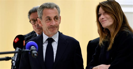 Condamnation de Nicolas Sarkozy : les images de Carla Bruni qui arrache la bonnette du micro de Mediapart et la jette à terre