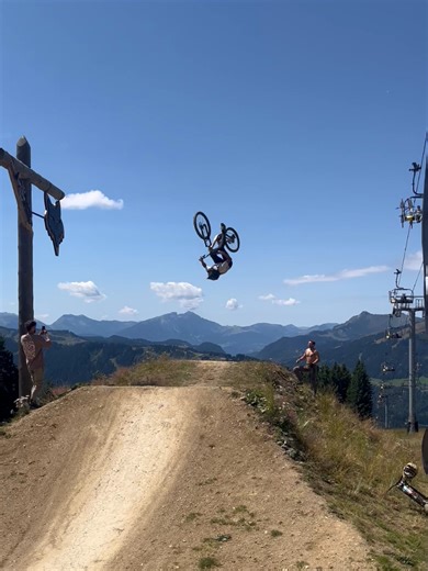 Encore un backflip de fou 🤩🔥 Mais cette fois, c'est signé Geoffrey 👏🏼 en Formation DEJEPS VTT pour devenir Moniteur ! 🔥 IG : Geoffreyador #velo #mtb #VTT #ucpa
