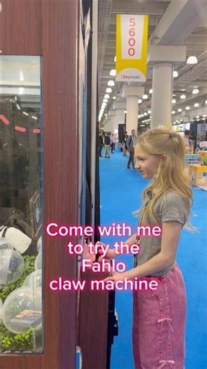 👉 She Won the Fahlo Bracelet at Toy Fair 😭🐾 (Claw Machine Win!)