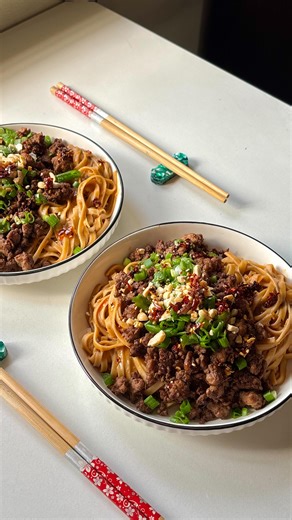 Chicken Dan Dan Noodles🍜 A bowl of saucy, flavourful dan dan noodles is the perfect to addition to your date night. A nutty, spicy and umami sauce coating the noodles, topped with a flavourful, savoury chicken mince, its love in every bite❤️ Honestly, I used to be unsure about the chicken I was buying, where it came from and whether it was really fresh.🤔 But the day I switched to @licious_foods all of those doubts disappeared🥹 Their chicken comes straight from their own bio-secure farms and s