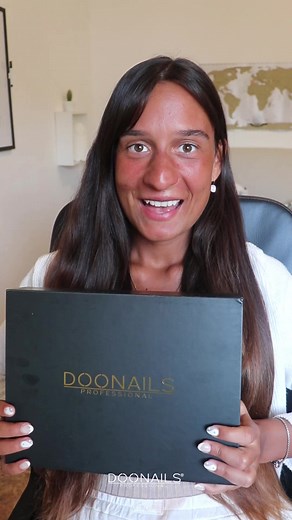Was macht Doonails so besonders? 😯 ✨ Maniküre nach Salonqualiät ✨ Bis zu 20 Anwendungen pro Dipping Powder ✨ 3 Wochen Halt ohne Absplitterung ✨ Keine UV-Lampe notwendig Dir gefällt, was du gerade gelesen hast? Dann wird´s Zeit für dein erstes Dipping Powder Set von Doonails 🛍 . . . . . #nails #nailart #style #naildesign #nägeldesign #nagellack #shelac #nagellackliebe #nailsoftheday #dippowder #dippowdernails #diy #doonails #doonailsprofessional #tutorial #naildesign #instagood #nailstagram #na