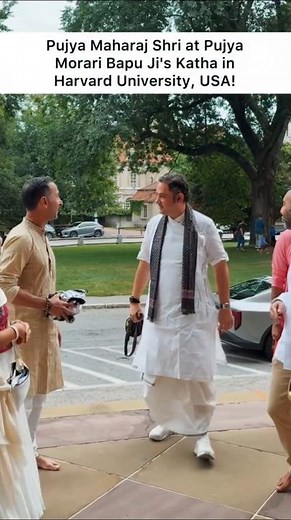 Maharaj Shri graced the ongoing Ram Katha by Pujya Morari Bapu Ji at Harvard University, bringing 🇺🇸