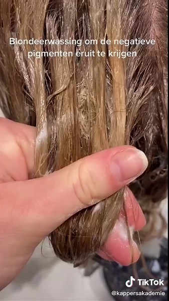 Hoe krijg je een groene toon uit je haar van een mislukte haarkleuring? #Metaldetoxbehandeling #nederlandsekappersakademie #hair #fyp #fy #greenhair