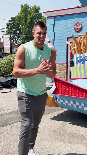 burgers 🤝 football 🏈🙌 #goodburger2 #gronk #sportstok #bts #behindthescenes