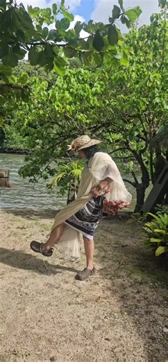 Toa'Ura - Te miti E miti afai hau / La mer nous apporte la paix E miti afai ora / La mer nous apporte la vie la manino oe a / Quand la mer est calme Te taime no te tautaira'a i'a / C'est le moment d'aller à la pêche A hoe i ta oe va'a / Rame ta pirogue I ni'a ite tai / Vers le large E i'a pa'apa'a te mao'a e te vana / Poisson, crabe, coquillage, oursin. Faufa'a moana / Les bienfaits de la mer E ia haururu oe i ni'a te aau / Quand la mer se déchaîne sur le récif E e faa'ara ia i te ta'ata / C'est