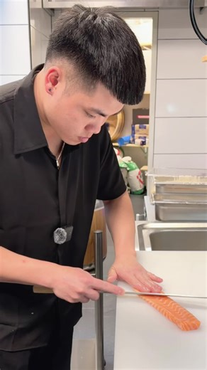 Cách Cắt và Nặn Nigiri Sake Đơn Giản