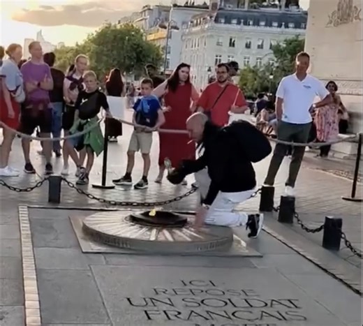À Paris, un homme a été vu en train d'allumer sa cigarette sur la tombe du Soldat inconnu (vidéo)