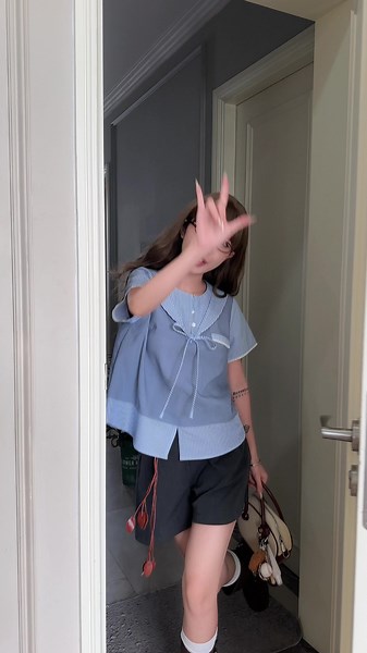 Một chiếc áo hai trong một vừa có thể đi học, vừa có thể đi hẹn hò. Chỉ cần đổi kiểu tóc là chuyển mode ngay từ ‘cô lớp trưởng nghiêm túc sang crush nhà bên’#odstore #xuhuong #thoitrangthietke #live20h30