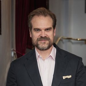 David Harbour wants a Santa cinematic universe with \"sexy daddies\" like Oscar Isaac and Pedro Pascal