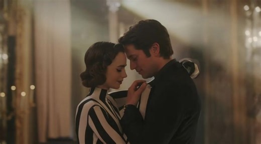 EMILY IN PARIS 5: NEW TRAILER | VOLUME 1 (2025) Emily’s whirlwind escape to Rome wasn’t the plot twist—what comes next is the real shock. Season 5 detonates the love triangle in a way that flips the entire series on its head, exposes a behind-the-scenes shake-up, and rewrites the future of every major relationship. With high-stakes returns, explosive cast drama, and a shift in the show’s core dynamic, the new season pushes everything to its breaking point TRAILER IN COMMENT BELOW 👇👇👇 | TV Ser