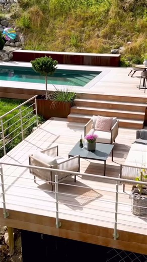 Vi bygger premium terrasser, der skiller sig ud. Med over 300 projekter laver vi kun terrasser – og det gør os til eksperter i alt fra design til finish. Vi arbejder udelukkende med premium materialer som Ipé, som vi har på eget lager. Det betyder ingen spildmateriale, ingen ventetid og et resultat i absolut topkvalitet. Vores droneekspert sørger for millimeterpræcis opmåling, som forbedrer håndværket og sikrer en terrasse med maksimal holdbarhed – også på udfordrende terræn eller skrånende grun