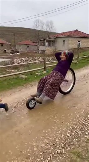 Bu teyze ve yeğeni birlikte bisiklet sürmeye bayılıyorlar, her zaman gunde bir saat sürerler. Fakat bugün başkaydı. Bisiklet o kadar güzeldi ki ikisi de buna dayanamadı ve yuvarlandılar 😅 bisiklet sürmek hic bu kadar eğlenceli olmamıştı. Teyze ve yeğen süper bir ikililer ve sürmeye devam ediyorlar #viralvideos #village #gündem #haber #mügeanlı