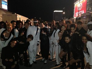 PSY Performs Explosive "Gangnam Style" Finale for AMAs with MC Hammer | Soompi