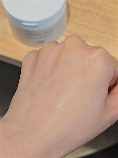 ถ้าคิดว่าใช้ Toner Pad แล้วผิวจะเล่นแสงทุกตัว คิดผิดนะ ความจริงคือผิวจะเล่นแสงหรือไม่ มันไม่ได้ขึ้นกับ “การเติมน้ำ” อย่างเดียว เพราะสารดึงน้ำในสูตรพอทาไปแป๊บเดียวก็ระเหยหมด เนื้อเบา ๆ แบบนั้นอยู่ไม่นานหรอก ตัวตัดสินเลยคือ ชนิดและสัดส่วนของน้ำมัน ที่ถูกเบลนด์มาแบบพอดี ถ้ามากไป แทนที่จะเปล่งแสง กลายเป็นหน้าหยาไปอีก ถ้าอยากรู้ว่ามีตัวไหนของจริงอีก ไปถามพี่ฟู่เอานะ ผู้เชี่ยวชาญงานผิวเปล่งแสง | Chin_SkinNerd