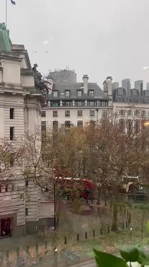 1K reactions · 61 shares | It’s snowing in London! Watch as wintry showers fall across capital sending Londoners into frenzy ❄️️☃️ | London Evening Standard | Facebook