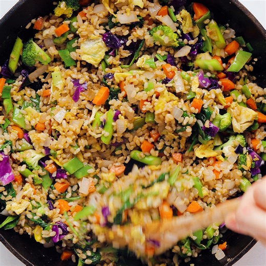Learn how to make vegetable fried rice—it's a simple and satisfying dinner! 🌈✨️This is exactly what you should make when you have leftover rice and some random raw vegetables in your fridge. You’re going to love it!✨️ Extra Vegetable Fried Rice recipe on the blog! https://cookieandkate.com/vegetable-fried-rice-recipe/ | Cookie and Kate