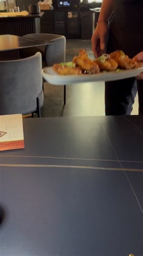 New spot alert on I-Drive ✨👌🥢 Moon Wok Kitchen & Lounge just opened and it’s bringing modern Chinese flavors, shareable plates, and a vibe you’ll want to come back to. Think dim sum, wok-fired favorites, and cocktails that hit just right. Perfect for date night, group hangs, or when you’re craving something different. 🌙🥡🍸 📍11701 International Drive, Suite 300, Orlando #experiencekissimmee #mykissimmee #chineserestaurant #moonwokkitchen | Experience Kissimmee, Florida